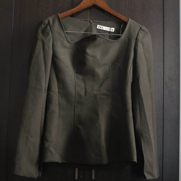 NWT TOPSTITCHED KHAKI SLIT TOP. - Picture 5 of 10